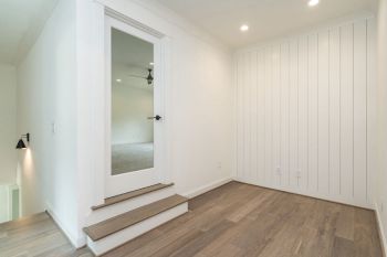 thumb_218_026originallandingsittingarea.jpg