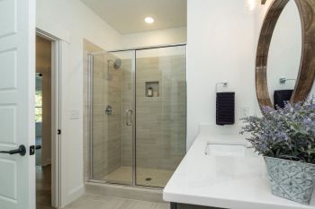 thumb_218_073originalhallwayfullbathroom.jpg